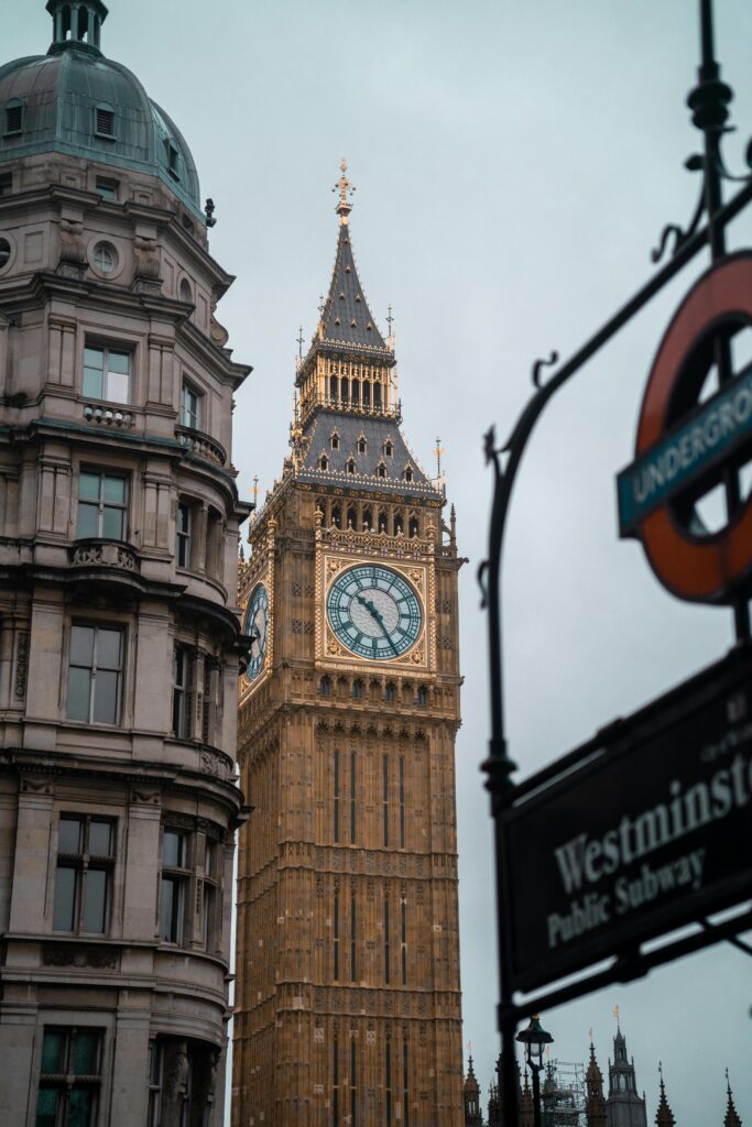 Essential Features To Look For In A Steam Punk Style Clock