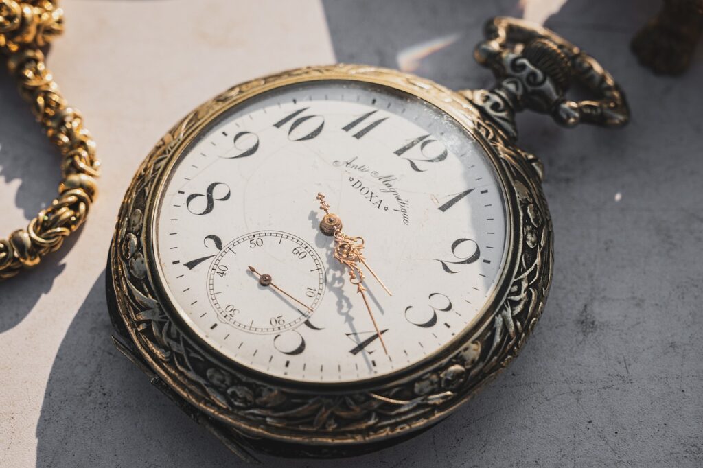 Tips for Incorporating Vintage Inspired Clocks into Modern Decor Tips for Incorporating Vintage Inspired Clocks into Modern Decor