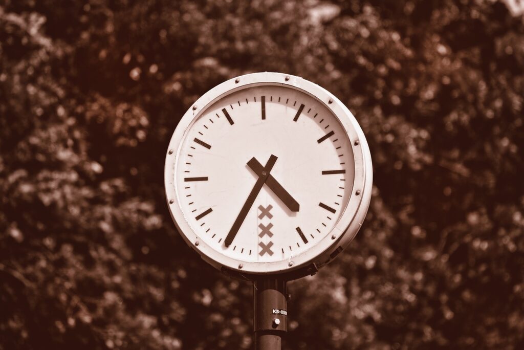 Exploring Key Features of Vintage Inspired Clocks for Your Theme